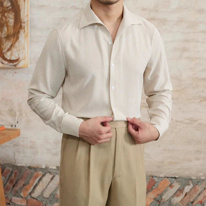 Chemise à carreaux posée à plat, manches repliées