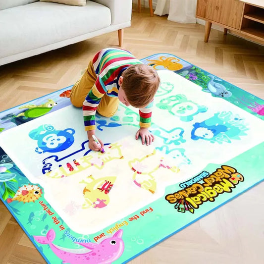 Enfants utilisant un stylo à eau sur un tapis de dessin