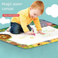 Enfants dessinant sur un tapis à eau spacieux et coloré