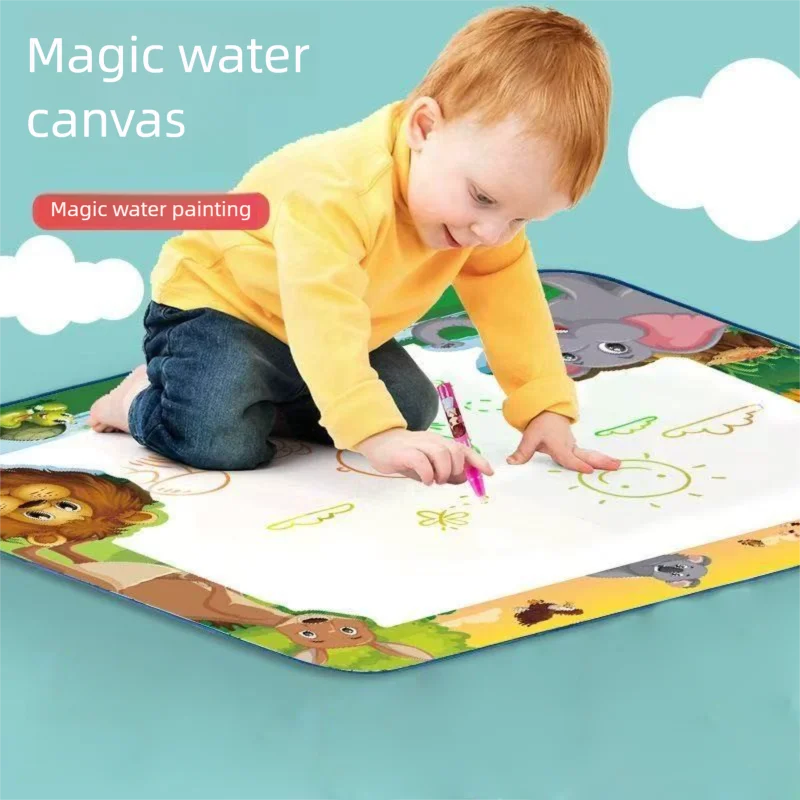 Enfants dessinant sur un tapis à eau spacieux et coloré