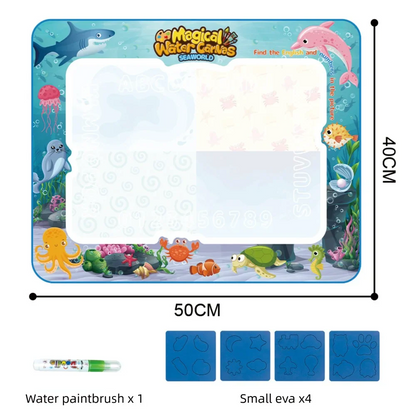 Enfant souriant dessinant sur un tapis à eau sécurisé