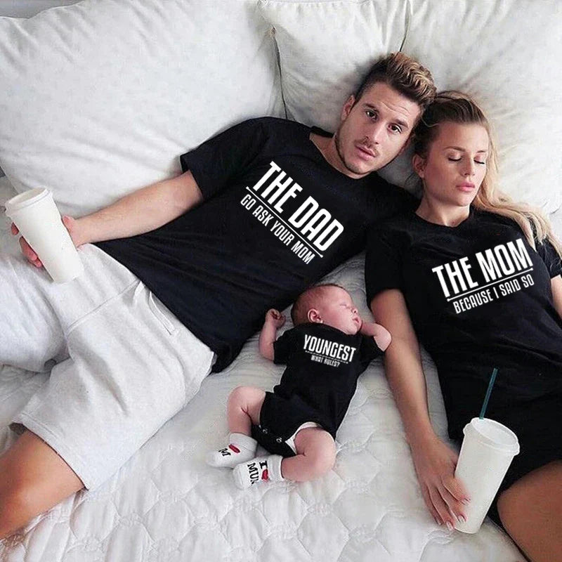Gros plan sur T-shirts en coton doux avec textes drôles