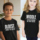 Enfants et adultes en T-shirts coordonnés, ambiance joyeuse