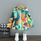 Vue arrière d'un imperméable fille avec motif abstrait coloré
