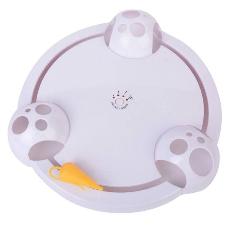 Jouet pour chats avec souris rotative sur sol en bois