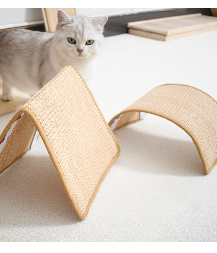 Tapis à griffer installé sur un fauteuil en cuir