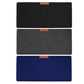 Tapis de bureau feutre gris sur un bureau moderne