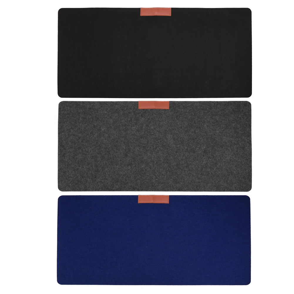 Tapis de bureau feutre gris sur un bureau moderne
