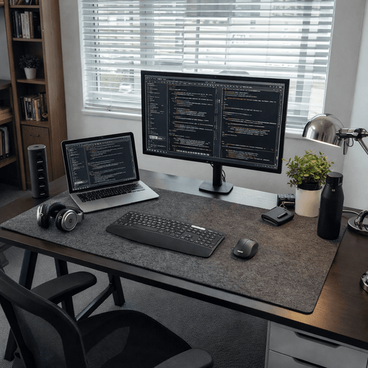 Tapis de bureau en laine protégeant une surface de travail