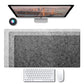 Tapis de bureau avec clavier et souris posés dessus