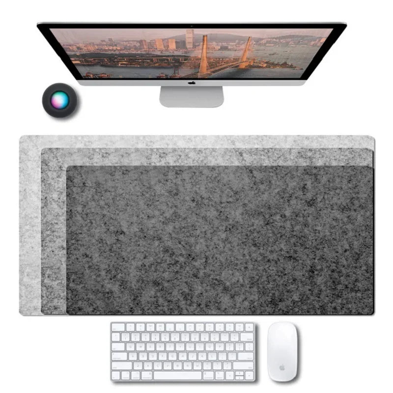 Tapis de bureau avec clavier et souris posés dessus