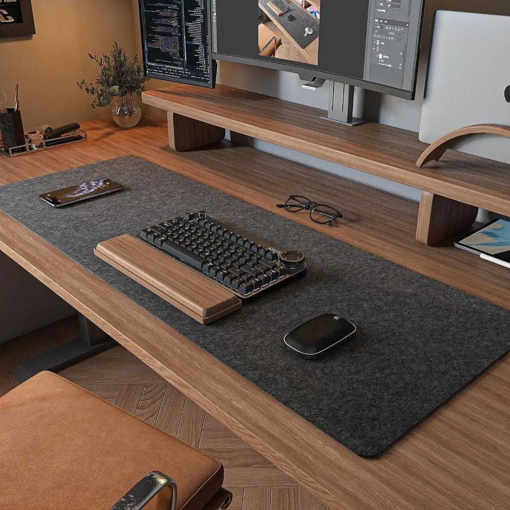Tapis de bureau en laine sur un bureau en bois
