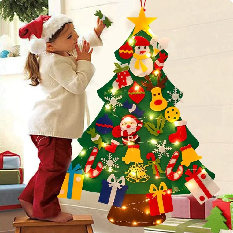 Arbre de Noël en feutre accroché à un mur