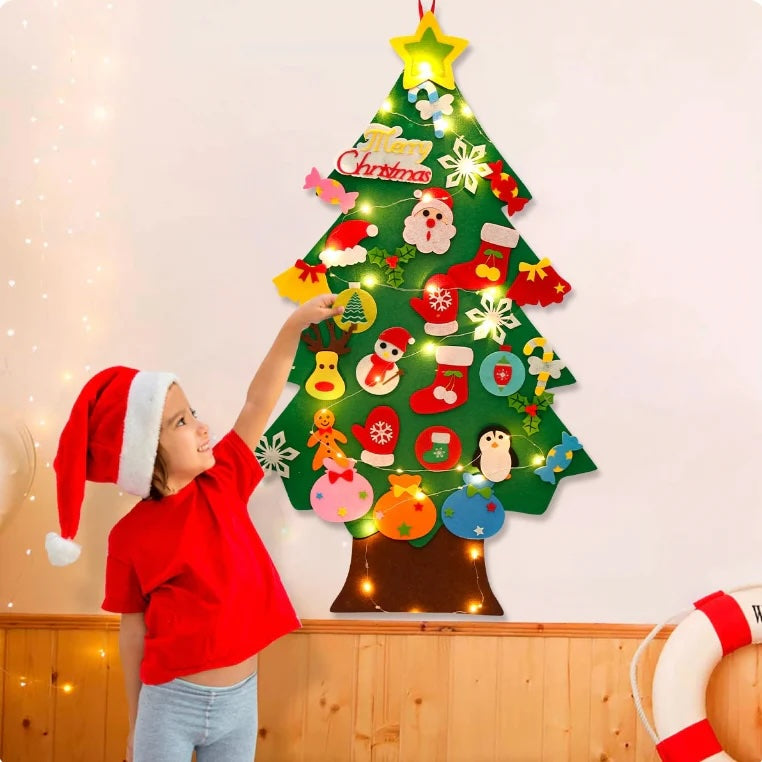 Détails des décorations amovibles en feutre sur l'arbre