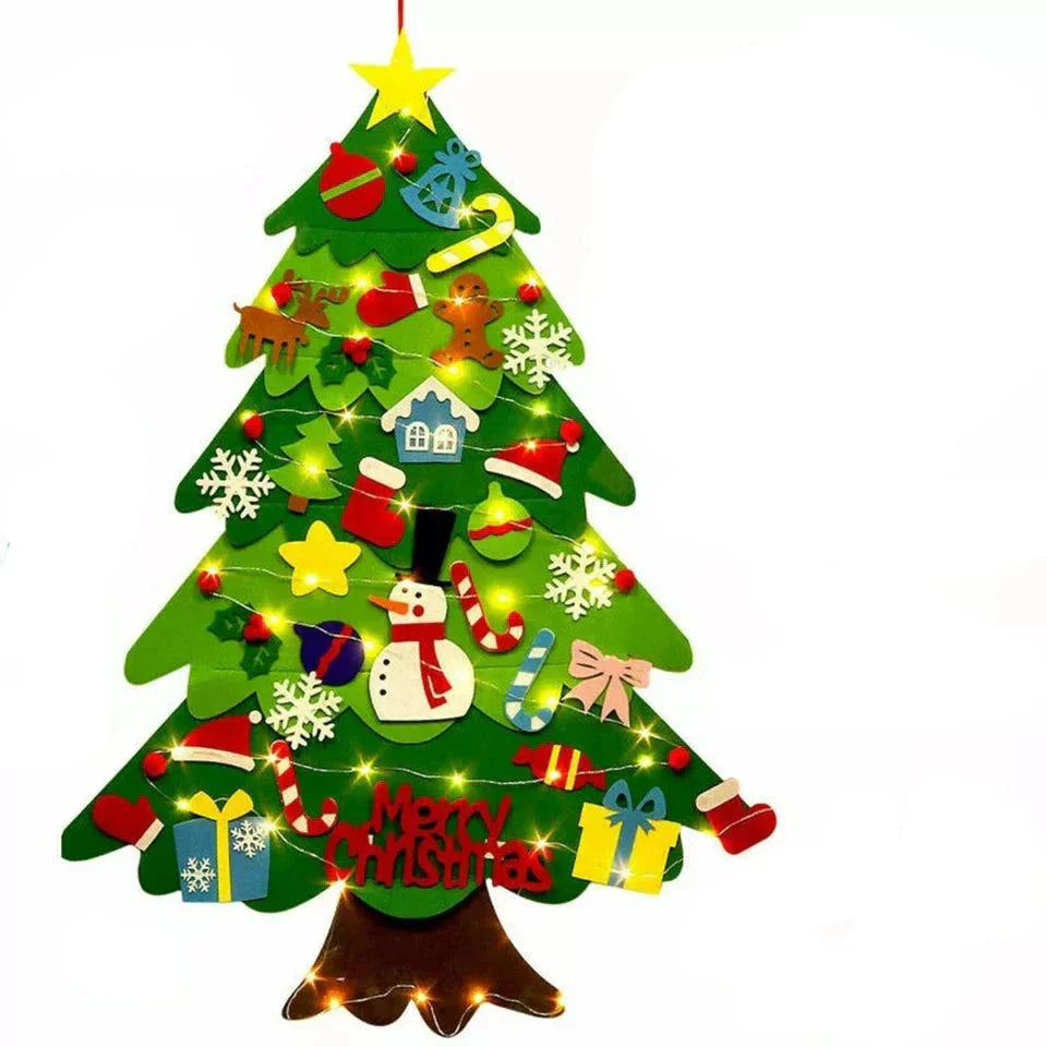 Enfant décorant l'arbre de Noël en feutre