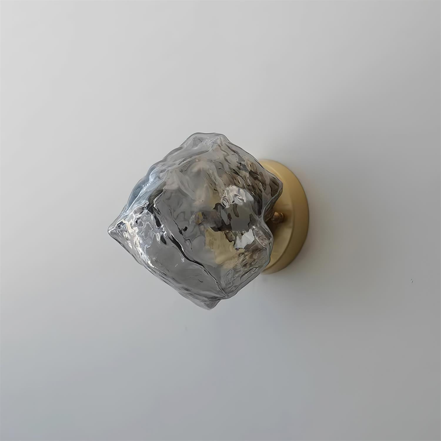 Lumière chaude projetant des motifs sur un mur gris