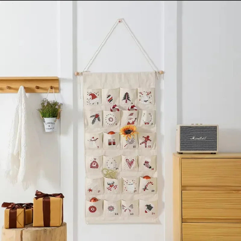 Calendrier accroché au mur, poches prêtes pour les surprises