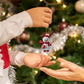 Calendrier de l'Avent ouvert montrant des objets à collectionner