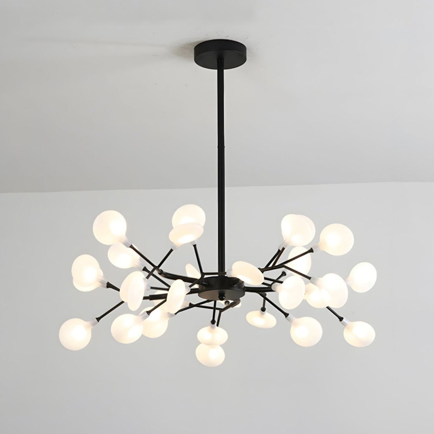 Vue latérale de la lampe avec bras courbés
