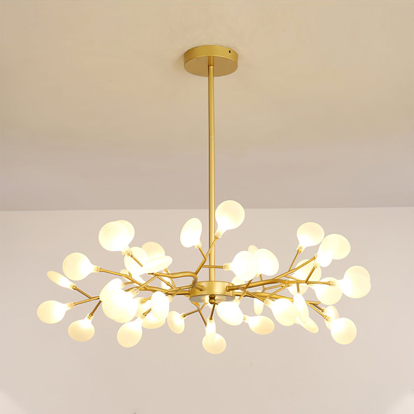 Lampe suspendue dans une chambre contemporaine
