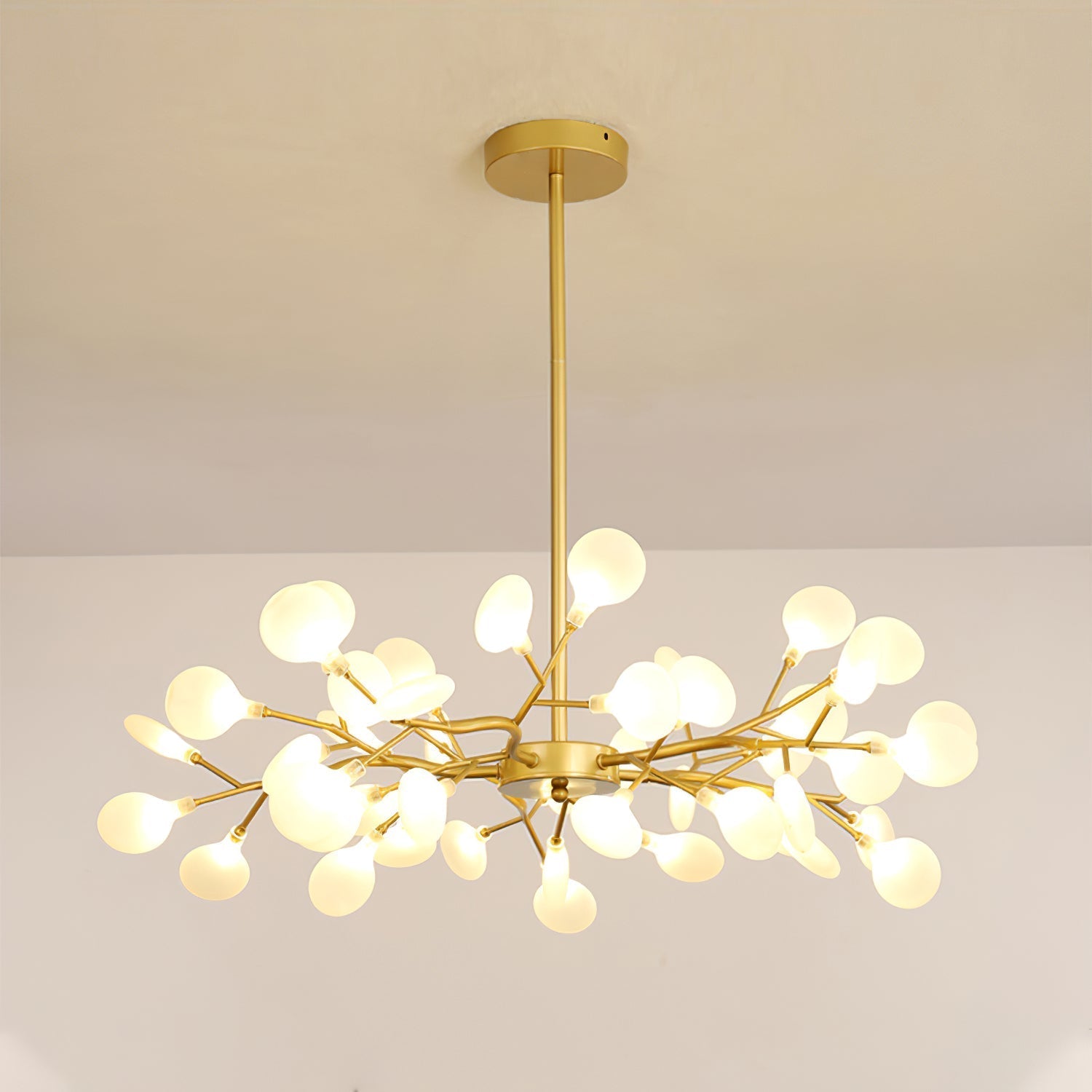 Lampe suspendue dans une chambre contemporaine