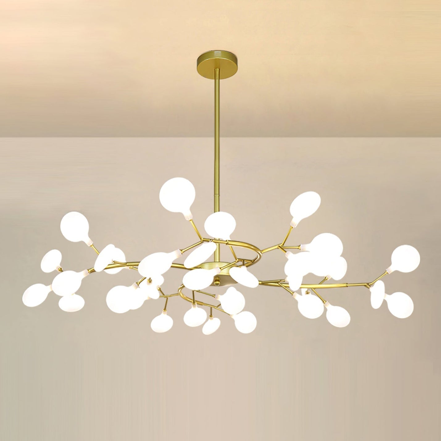 Vue d'ensemble de la lampe installée au plafond