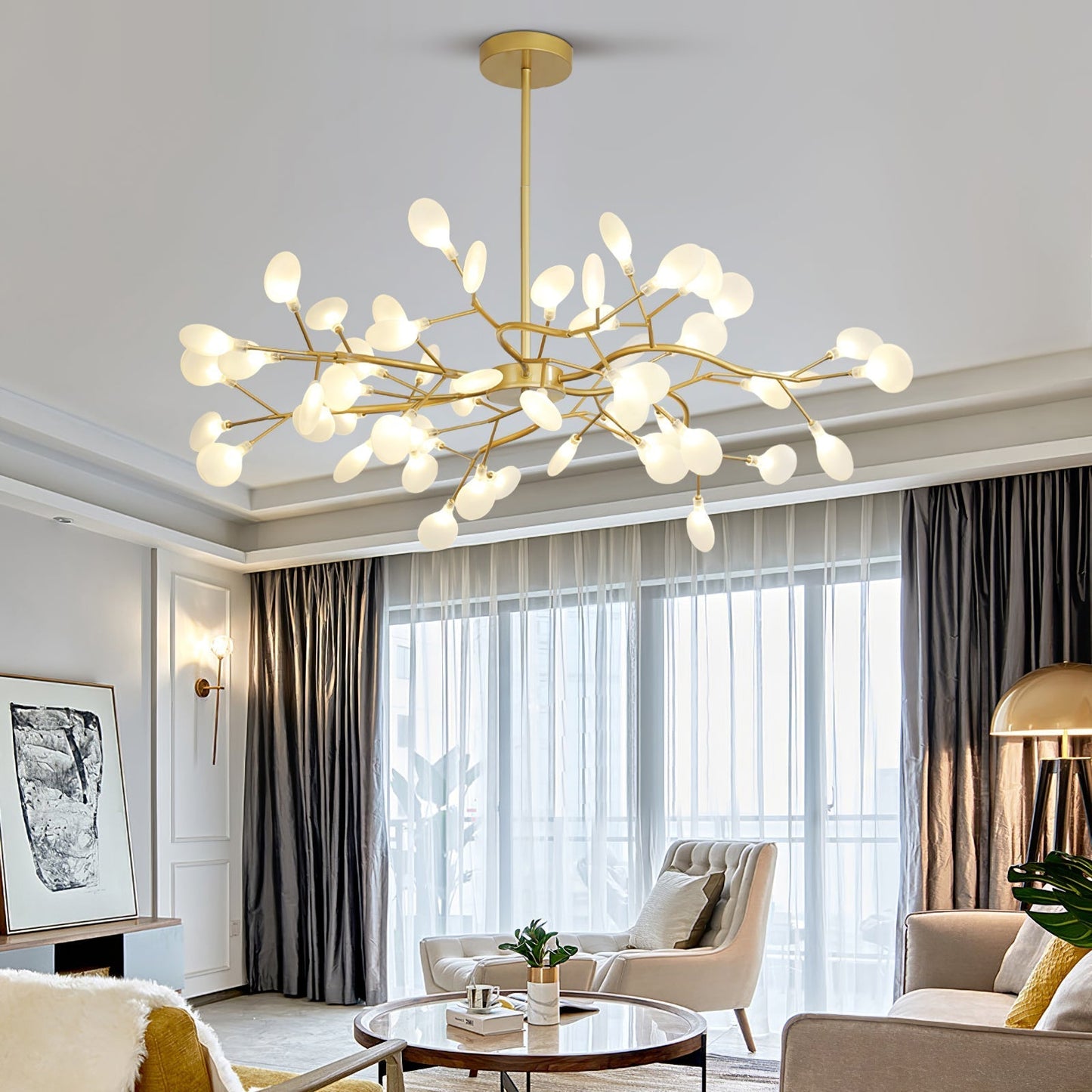Lampe suspendue éclairant un salon moderne