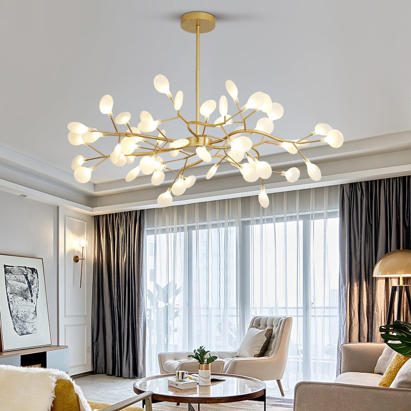 Lampe suspendue éclairant un salon moderne