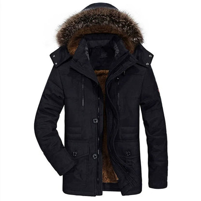 Homme portant la parka en extérieur par temps froid