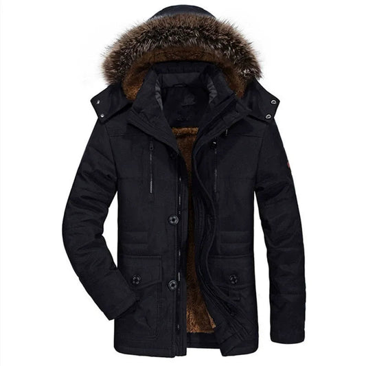 Homme portant la parka en extérieur par temps froid