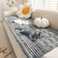 Tapis en flanelle doux sur un canapé beige