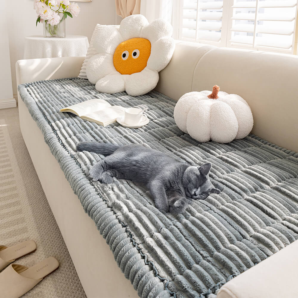 Tapis en flanelle doux sur un canapé beige