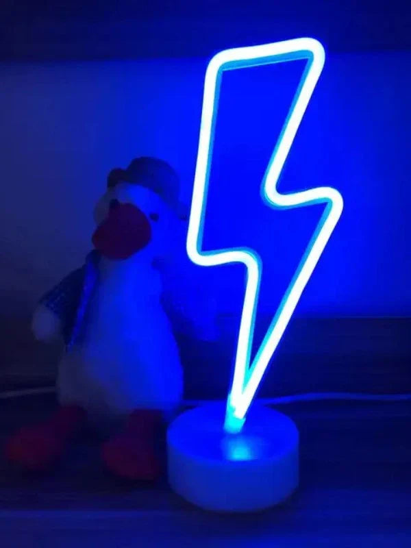 Lampe néon LED éclair, vue de côté sur fond neutre