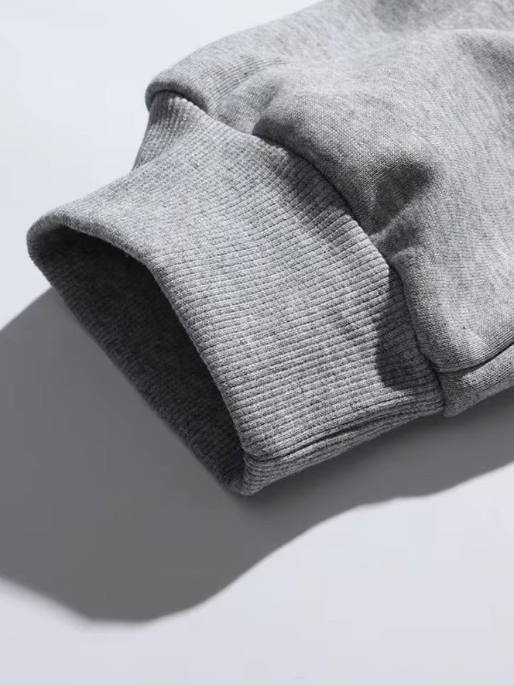 Vue latérale montrant les poches pratiques du jogging
