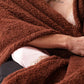 Gros plan sur la texture microfleece de la couverture