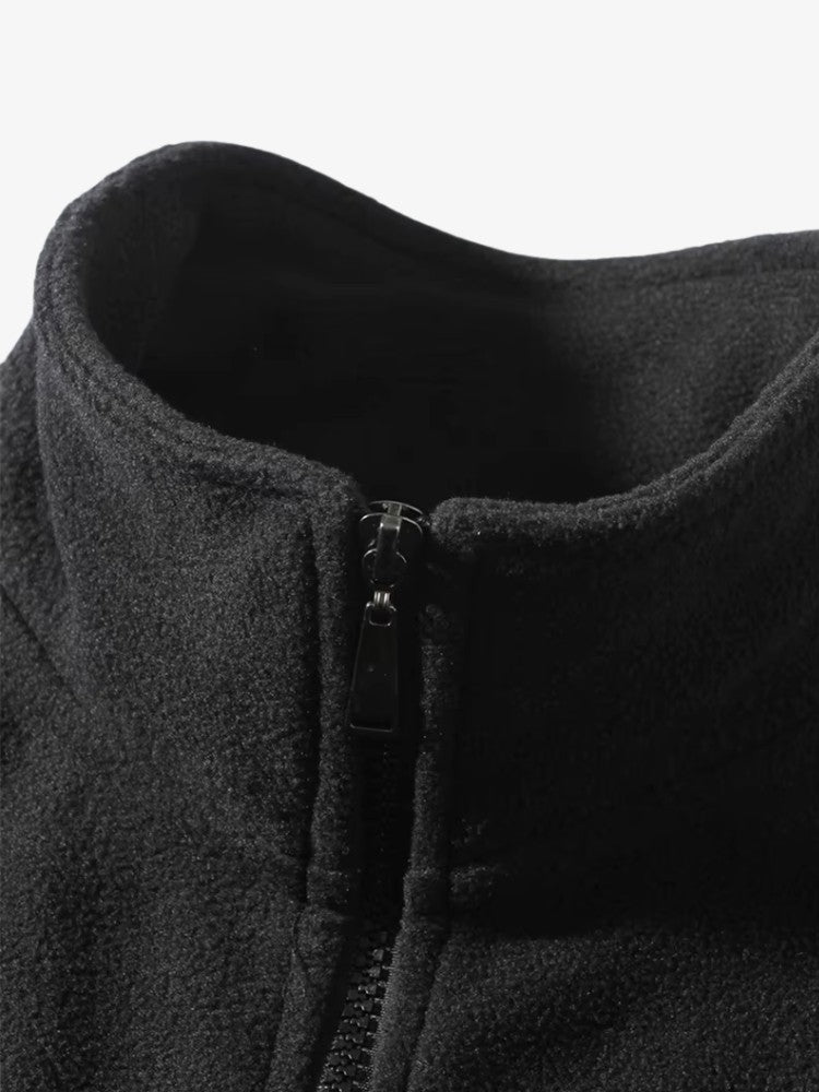 Homme portant un gilet en polaire avec poches zippées