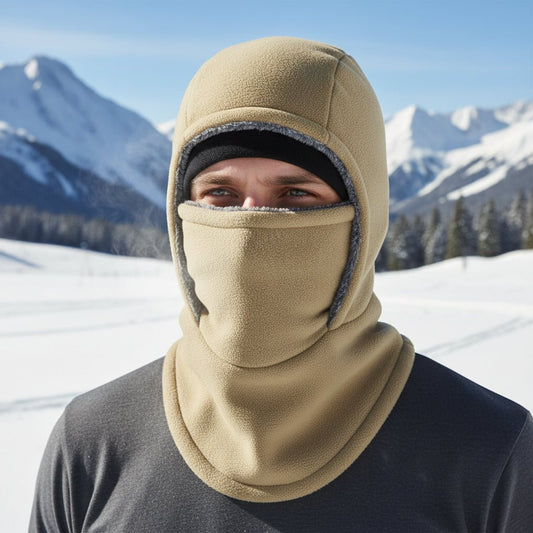 Cagoule en polaire montrée dans un environnement enneigé