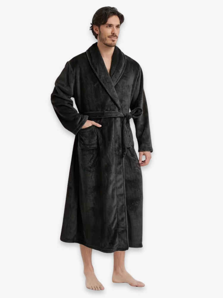 Peignoir en microfleece ultra-doux posé sur un lit