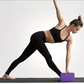 Bloc de pilates en mousse violet sur fond blanc