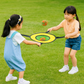 Enfant jouant avec un jeu de lancer élastique en extérieur