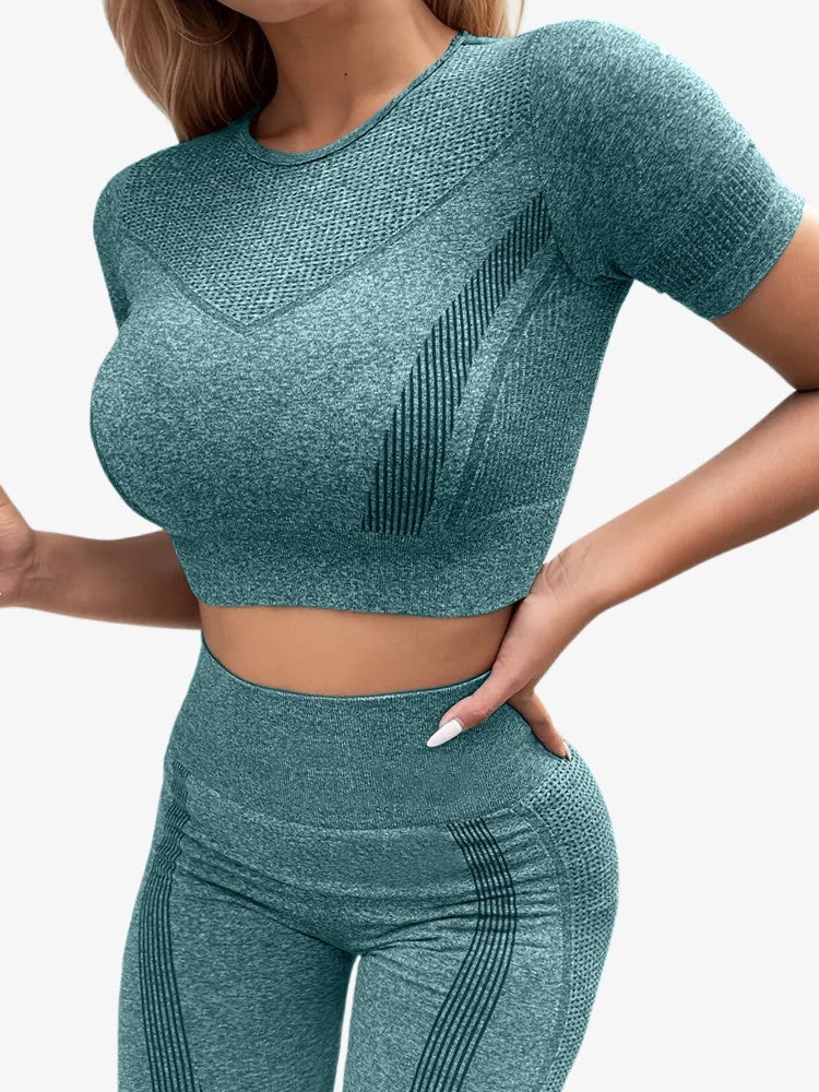 Femme effectuant une pose de yoga en tenue de sport sans couture