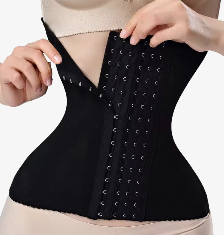 Ceinture élastique noire pour femmes sur fond blanc