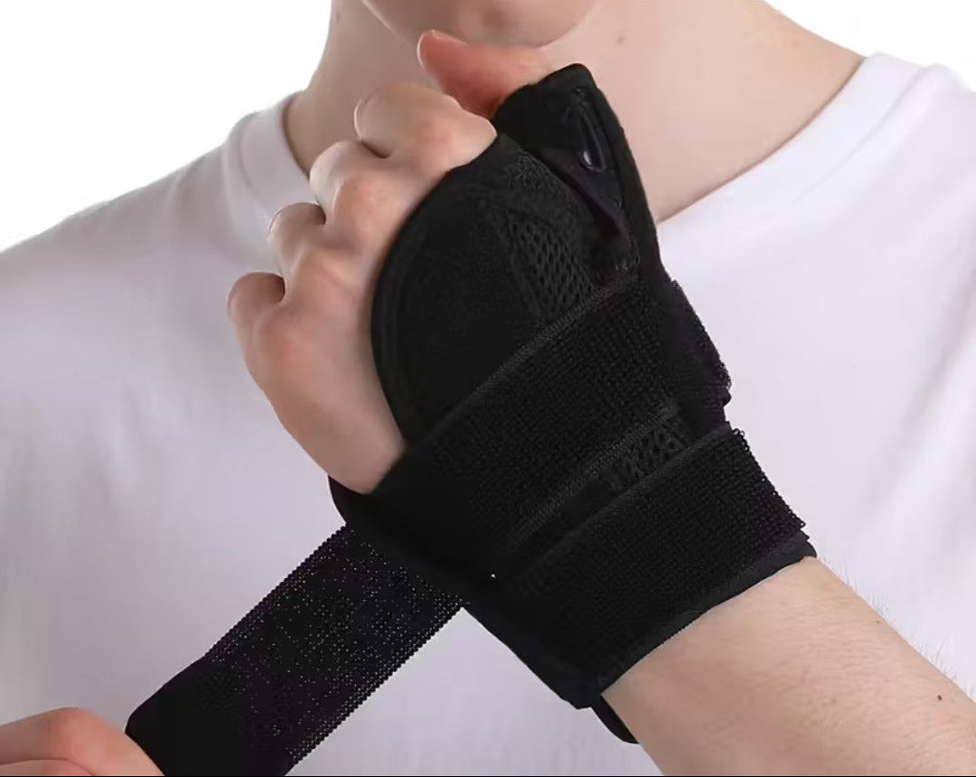 Gros plan sur la fixation Velcro de l'attelle de pouce