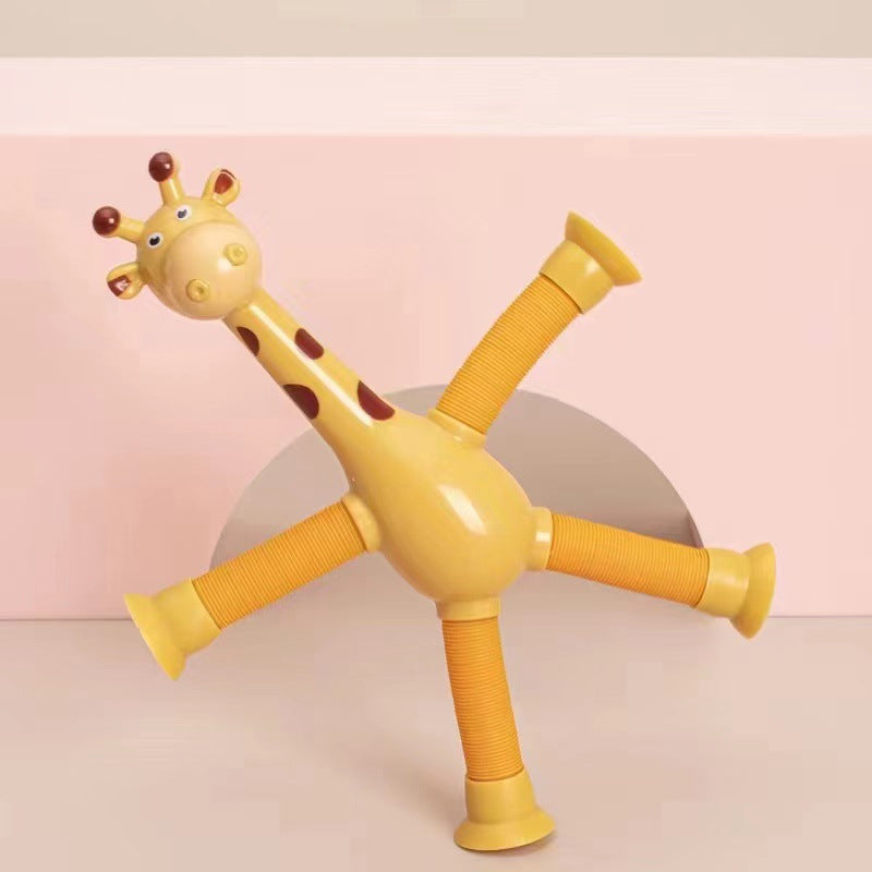 Enfant jouant avec la girafe flexible sur une table