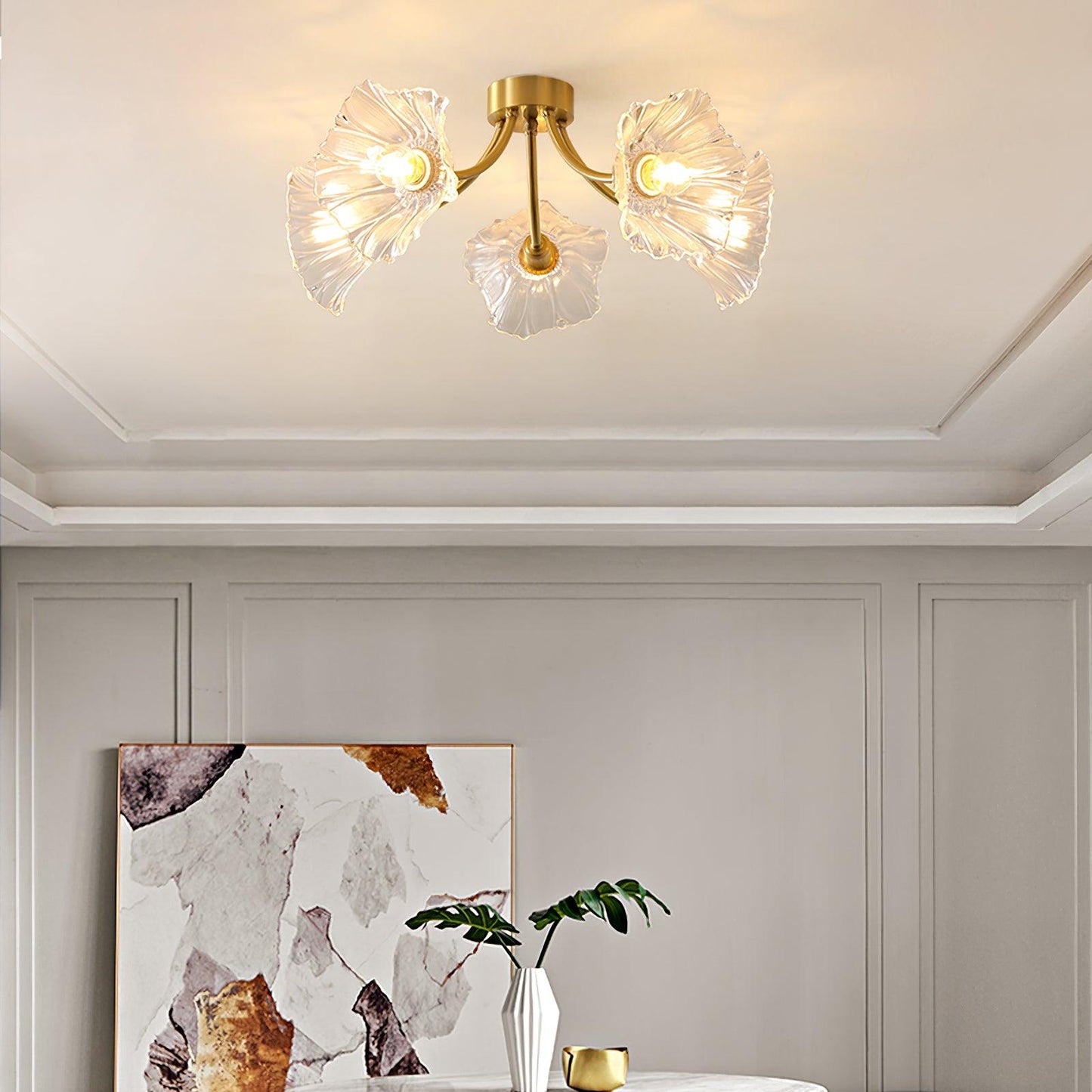 Lampe installée dans un salon moderne et cosy