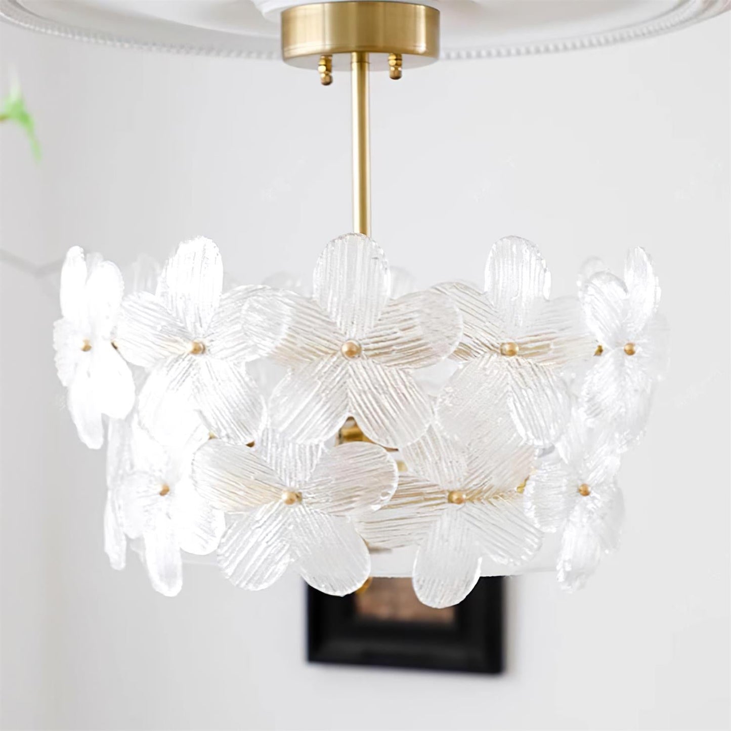 Vue latérale de la lampe montrant le cadre raffiné
