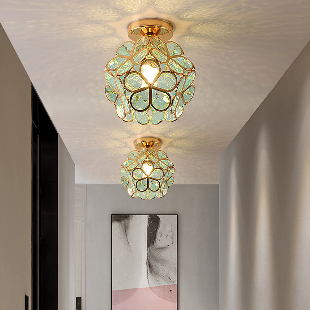 Vue d'ensemble de la lampe plafonnier dans une pièce