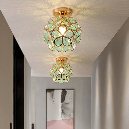 Vue d'ensemble de la lampe plafonnier dans une pièce