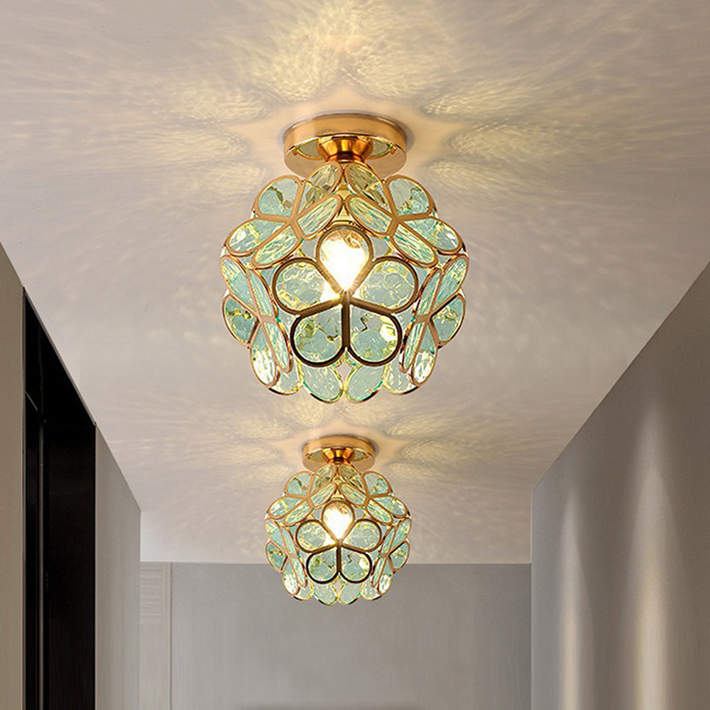 Détail des accents dorés sur la lampe fleur