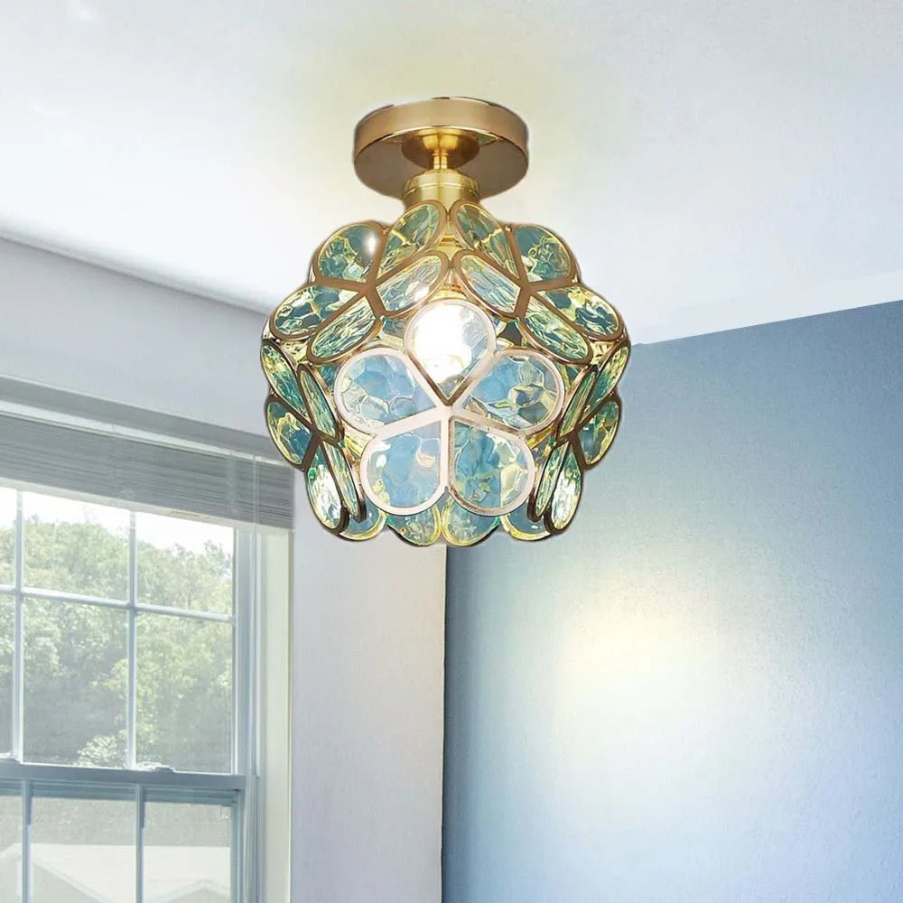 Design floral du plafonnier avec reflets dorés